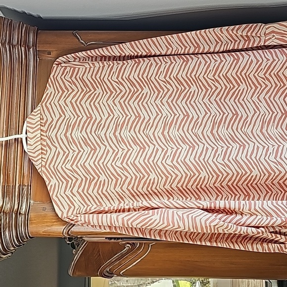 ALFANI Women's 2X blouse. Peachy coral‎ color animal print. Cuff sleeves. Button - Picture 6 of 9